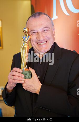 Romy Gala 2017 Kick Off im Grand Hotel in Wien, Österreich, am 13. März 2017. Der Romy ist ein Fernsehpreis zu Ehren der in Österreich geborenen Schauspielerin Romy Schneider wurde 1990 von dem österreichischen Kurier ¿ oder besser gesagt ihrem Filmkritiker Rudolf John geschaffen, der auch die 30,5 cm große goldene Trophäe entwarf. BILD: Rudolf JOHN mit Trophäe - 20170313 PD7049 - Rechteinfo: Rights Managed (RM) Stockfoto