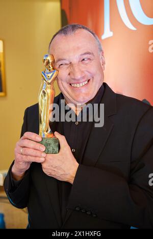 Romy Gala 2017 Kick Off im Grand Hotel in Wien, Österreich, am 13. März 2017. Der Romy ist ein Fernsehpreis zu Ehren der in Österreich geborenen Schauspielerin Romy Schneider wurde 1990 von dem österreichischen Kurier ¿ oder besser gesagt ihrem Filmkritiker Rudolf John geschaffen, der auch die 30,5 cm große goldene Trophäe entwarf. BILD: Rudolf JOHN mit Trophäe - 20170313 PD7037 - Rechteinfo: Rights Managed (RM) Stockfoto