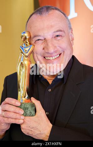 Romy Gala 2017 Kick Off im Grand Hotel in Wien, Österreich, am 13. März 2017. Der Romy ist ein Fernsehpreis zu Ehren der in Österreich geborenen Schauspielerin Romy Schneider wurde 1990 von dem österreichischen Kurier ¿ oder besser gesagt ihrem Filmkritiker Rudolf John geschaffen, der auch die 30,5 cm große goldene Trophäe entwarf. BILD: Rudolf JOHN mit Trophäe - 20170313 PD7024 - Rechteinfo: Rights Managed (RM) Stockfoto