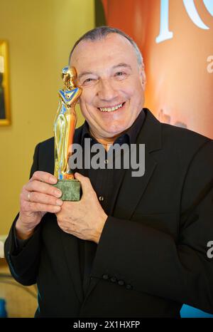 Romy Gala 2017 Kick Off im Grand Hotel in Wien, Österreich, am 13. März 2017. Der Romy ist ein Fernsehpreis zu Ehren der in Österreich geborenen Schauspielerin Romy Schneider wurde 1990 von dem österreichischen Kurier ¿ oder besser gesagt ihrem Filmkritiker Rudolf John geschaffen, der auch die 30,5 cm große goldene Trophäe entwarf. BILD: Rudolf JOHN mit Trophäe - 20170313 PD7022 - Rechteinfo: Rights Managed (RM) Stockfoto