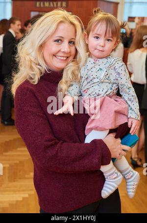 IVA SCHELL mit ihrer Tochter Viktoria an der Tanzschule Elmayer in Wien, Österreich, am 11. November 2017. - 20171111 PD11619 - Rechteinfo: Rechte verwaltet (RM) Stockfoto