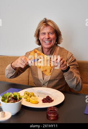 Hansi HINTERSEER, österreichischer Sänger, Schauspieler, Entertainer und ehemaliger Alpinskifahrer, während eines Interviews in Wien, Österreich, am 6. November 2017. - 20171106 PD8612 - Rechteinfo: Rights Managed (RM) Stockfoto