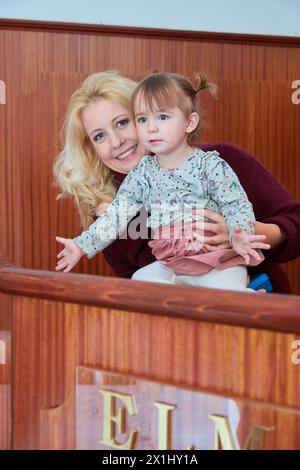 IVA SCHELL mit ihrer Tochter Viktoria an der Tanzschule Elmayer in Wien, Österreich, am 11. November 2017. - 20171111 PD11638 - Rechteinfo: Rechte verwaltet (RM) Stockfoto