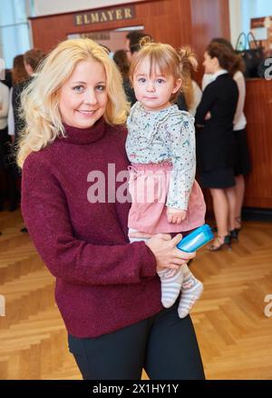 IVA SCHELL mit ihrer Tochter Viktoria an der Tanzschule Elmayer in Wien, Österreich, am 11. November 2017. - 20171111 PD11616 - Rechteinfo: Rechte verwaltet (RM) Stockfoto