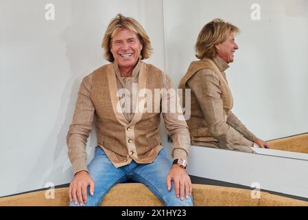 Hansi HINTERSEER, österreichischer Sänger, Schauspieler, Entertainer und ehemaliger Alpinskifahrer, während eines Interviews in Wien, Österreich, am 6. November 2017. - 20171106 PD8601 - Rechteinfo: Rights Managed (RM) Stockfoto