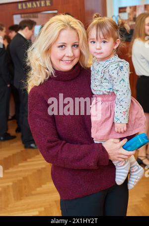 IVA SCHELL mit ihrer Tochter Viktoria an der Tanzschule Elmayer in Wien, Österreich, am 11. November 2017. - 20171111 PD11617 - Rechteinfo: Rechte verwaltet (RM) Stockfoto