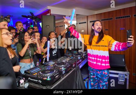 DJ AOKI ( Steven 'Steve' Hiroyuki Aoki ), US-amerikanischer Electro-House-Musiker, Plattenproduzent, DJ und Musikmanager, während der Radio NRJ Veranstaltung in Lugner City in Wien, Österreich, am 13. Januar 2018. - 20180113 PD13982 - Rechteinfo: Rechte verwaltet (RM) Stockfoto