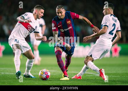 Barcelona, Spanien, 16. April 2024. Champions League - Viertelfinale Zweiter Leg - FC Barcelona gegen PSG. (11) Raphinha vies mit (21) Lucas Hernandez (L) und (02) Achraf Hakimi (R). Quelle: Joan Gosa/Alamy Live News Stockfoto