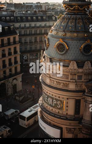 PARIS, FRANKREICH - 1. OKTOBER 2023: Blick von der Dachterrasse auf die Stadt von Printemps Haussmann Stockfoto