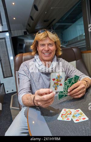 Backstage mit österreichischem Sänger, Schauspieler, Entertainer und ehemaliger Alpinski Hansi (Hans) Hinterseer Vorkonzert in der Arena Nova in Wiener Neustadt, Österreich, am 12. April 2018. - 20180412 PD15552 - Rechteinfo: Rights Managed (RM) Stockfoto