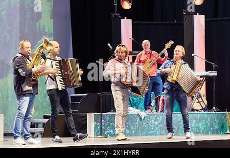 Backstage mit österreichischem Sänger, Schauspieler, Entertainer und ehemaliger Alpinski Hansi (Hans) Hinterseer Vorkonzert in der Arena Nova in Wiener Neustadt, Österreich, am 12. April 2018. - 20180412 PD15589 - Rechteinfo: Rights Managed (RM) Stockfoto