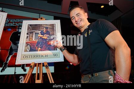 Der österreichische Folk-Sänger Andreas GABALIER präsentiert GABALIER Briefmarken und sein neues Album „Vergiss mein nicht“ am 25. Mai 2018 im Wiener Palais Wertheim. - 20180529 PD8877 - Rechteinfo: Rights Managed (RM) Stockfoto