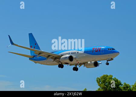 TUI-Flugzeuge kommen zu einer Flughafenlandung. Stockfoto