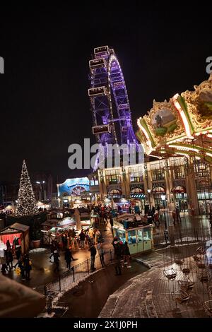 Das Wiener Riesenrad ist ein Riesenrad am Eingang des Prater-Vergnügungsparks in Leopoldstadt, dem 2. Bezirk der österreichischen Landeshauptstadt Wien, dargestellt am 1. Dezember 2018. - 20181201 PD10872 - Rechteinfo: Rights Managed (RM) Stockfoto