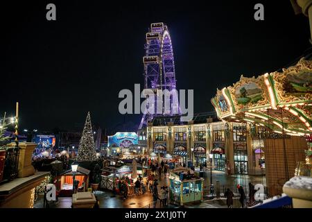 Das Wiener Riesenrad ist ein Riesenrad am Eingang des Prater-Vergnügungsparks in Leopoldstadt, dem 2. Bezirk der österreichischen Landeshauptstadt Wien, dargestellt am 1. Dezember 2018. - 20181201 PD10855 - Rechteinfo: Rights Managed (RM) Stockfoto