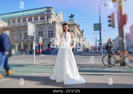 Schauspielerin Kerstin LECHNER vor der Wiener Staatsoper beim Modeshooting zum Thema Wiener Opernball 2019 am Steinecker Opernring in Wien, Österreich, am 30. Januar 2019. - 20190130 PD13923 - Rechteinfo: Rechte verwaltet (RM) Stockfoto