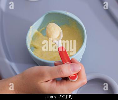 Kinderhirsebrei auf einem Teller für Säuglinge, Nahaufnahme. Milchfreier Kürbisbrei für Babys. Stockfoto