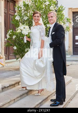 Hochzeit von Arturo Pacifico Griffini und Sophia Doyle im Belvedere in Wien, Österreich, am 29. Juni 2019. BILD: Sophia DOYLE und ihr Vater - 20190629 PD11602 - Rechteinfo: Rights Managed (RM) Stockfoto