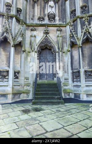 Bristol, England - 29. März 2024: Eingang der St. Mary Redcliffe Church in Bristol Stockfoto