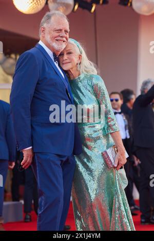 Copyright: Starpix/Alexander TUMA, 01.09.2021 Venedig, Italien, Taylor Hackford, Dame Helen Mirren, auf dem roten Teppich des Films Madres Paralelas und Eröffnungszeremonie während des 78. Internationalen Filmfestivals von Venedig am 1. September 2021 in Venedig, Italien. - 20210901 PD15090 - Rechteinfo: Rights Managed (RM) Stockfoto