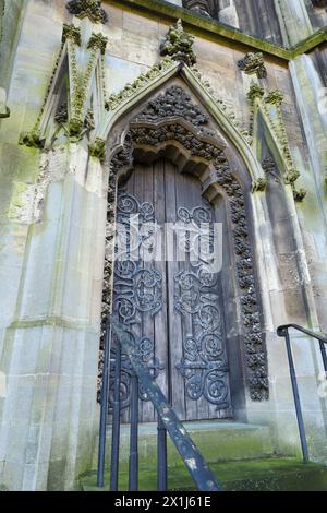 Bristol, England - 29. März 2024: Eingang der St. Mary Redcliffe Church in Bristol Stockfoto