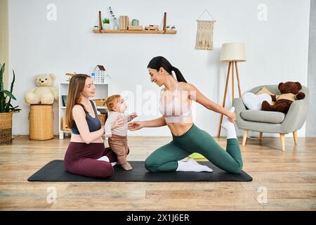 Eine Mutter und zwei Kinder üben Yoga in ihrem gemütlichen Wohnzimmer, während ein Trainer sie durch verschiedene Posen führt. Stockfoto