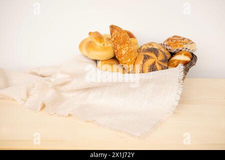 Köstliche Auswahl an frisch gebackenem Gebäck, einschließlich Käsebrötchen, Mohnbrötchen, Brötchen, herzhaften Brezeln und süßen Quark-Torten in Tradi Stockfoto