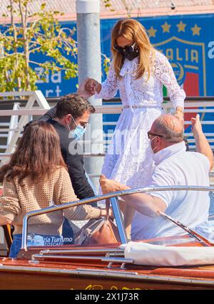 Copyright: Starpix/Alexander TUMA, 09.09.2021 Venedig, Italien, Ben AFFLECK, Jennifer LOPEZ, Ankunft in Flughafen Venedig, Italien, 78. internationales Filmfestival von Venedig 2021 - 20210909 PD4434 - Rechteinfo: Rights Managed (RM) Stockfoto