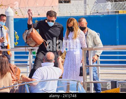 Copyright: Starpix/Alexander TUMA, 09.09.2021 Venedig, Italien, Ben AFFLECK, Jennifer LOPEZ, Ankunft in Flughafen Venedig, Italien, 78. internationales Filmfestival von Venedig 2021 - 20210909 PD4515 - Rechteinfo: Rights Managed (RM) Stockfoto