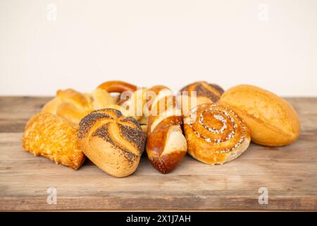 Köstliche Auswahl an frisch gebackenem Gebäck, einschließlich Käsebrötchen, Mohnbrötchen, Brötchen, herzhaften Brezeln und süßen Quark-Torten in Tradi Stockfoto