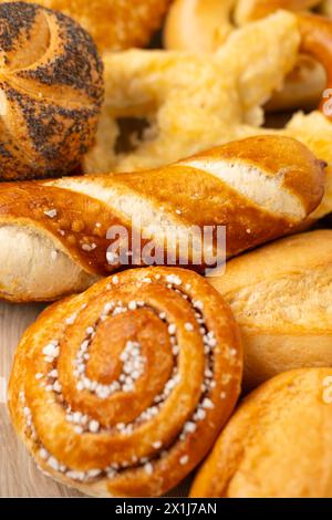 Köstliche Auswahl an frisch gebackenem Gebäck, einschließlich Käsebrötchen, Mohnbrötchen, Brötchen, herzhafte Brezeln und süße Quark-Torten aus nächster Nähe Stockfoto