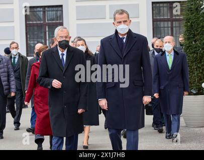 Die offizielle Begrüßungszeremonie zu Beginn des Besuchs des spanischen Königspaares im Innenhof der Wiener Hofburg am 31. Januar 2022. BILD: der österreichische Präsident Alexander Van der Bellen und der spanische König Felipe VI. prüfen eine militärische Ehrenwache - 20220131 PD3174 - Rechteinfo: Rights Managed (RM) Stockfoto