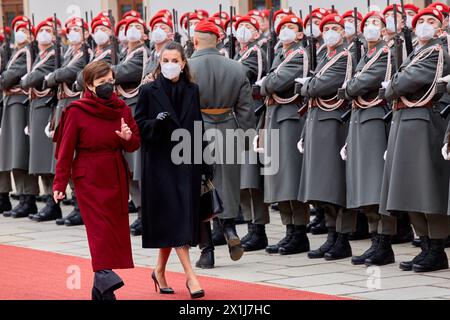 Die offizielle Begrüßungszeremonie zu Beginn des Besuchs des spanischen Königspaares im Innenhof der Wiener Hofburg am 31. Januar 2022. BILD: Frau des österreichischen Staatspräsidenten Doris Schmidauer, Königin Letizia Spaniens - 20220131 PD3009 - Rechteinfo: Rights Managed (RM) Stockfoto