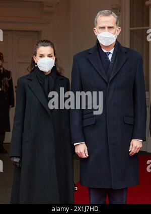 Die offizielle Begrüßungszeremonie zu Beginn des Besuchs des spanischen Königspaares im Innenhof der Wiener Hofburg am 31. Januar 2022. BILD: Spaniens Königin Letizia und Spaniens König Felipe VI. Bewerten eine militärische Ehrenwache - 20220131 PD3342 - Rechteinfo: Rights Managed (RM) Stockfoto