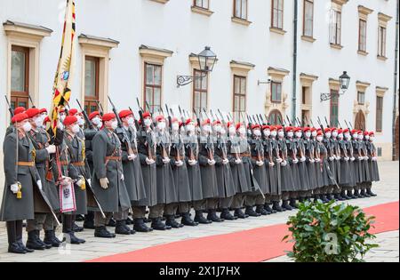 Die offizielle Begrüßungszeremonie zu Beginn des Besuchs des spanischen Königspaares im Innenhof der Wiener Hofburg am 31. Januar 2022. BILD: eine militärische Ehrenwache - 20220131 PD3037 - Rechteinfo: Rights Managed (RM) Stockfoto