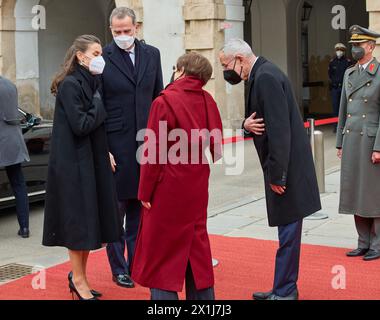 Die offizielle Begrüßungszeremonie zu Beginn des Besuchs des spanischen Königspaares im Innenhof der Wiener Hofburg am 31. Januar 2022. BILD: Die Ehefrau des österreichischen Präsidenten Doris Schmidauer, der österreichische Präsident Alexander Van der Bellen, die spanische Königin Letizia und der spanische König Felipe VI. Prüfen eine militärische Ehrenwache - 20220131 PD3083 - Rechteinfo: Rights Managed (RM) Stockfoto