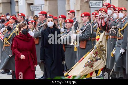 Die offizielle Begrüßungszeremonie zu Beginn des Besuchs des spanischen Königspaares im Innenhof der Wiener Hofburg am 31. Januar 2022. BILD: Frau des österreichischen Präsidenten Doris Schmidauer, Königin Letizia Spaniens - 20220131 PD3159 - Rechteinfo: Rechte verwaltet (RM) Stockfoto