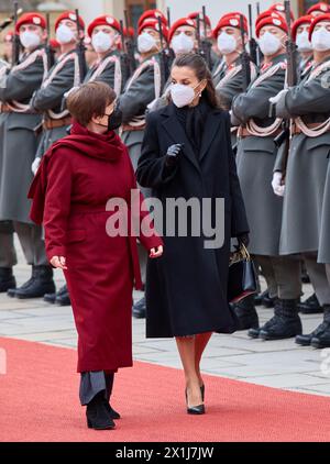 Die offizielle Begrüßungszeremonie zu Beginn des Besuchs des spanischen Königspaares im Innenhof der Wiener Hofburg am 31. Januar 2022. BILD: Frau des österreichischen Präsidenten Doris Schmidauer, Königin Letizia Spaniens - 20220131 PD3164 - Rechteinfo: Rechte verwaltet (RM) Stockfoto