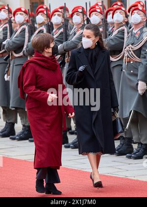 Die offizielle Begrüßungszeremonie zu Beginn des Besuchs des spanischen Königspaares im Innenhof der Wiener Hofburg am 31. Januar 2022. BILD: Frau des österreichischen Präsidenten Doris Schmidauer, Königin Letizia Spaniens - 20220131 PD3168 - Rechteinfo: Rechte verwaltet (RM) Stockfoto