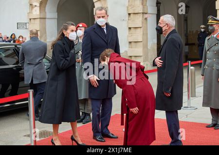 Die offizielle Begrüßungszeremonie zu Beginn des Besuchs des spanischen Königspaares im Innenhof der Wiener Hofburg am 31. Januar 2022. BILD: Die Ehefrau des österreichischen Präsidenten Doris Schmidauer, der österreichische Präsident Alexander Van der Bellen, die spanische Königin Letizia und der spanische König Felipe VI. Prüfen eine militärische Ehrenwache - 20220131 PD3082 - Rechteinfo: Rights Managed (RM) Stockfoto