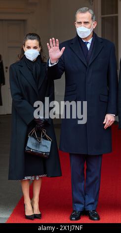 Die offizielle Begrüßungszeremonie zu Beginn des Besuchs des spanischen Königspaares im Innenhof der Wiener Hofburg am 31. Januar 2022. BILD: Spaniens Königin Letizia und Spaniens König Felipe VI. Bewerten eine militärische Ehrenwache - 20220131 PD3346 - Rechteinfo: Rights Managed (RM) Stockfoto