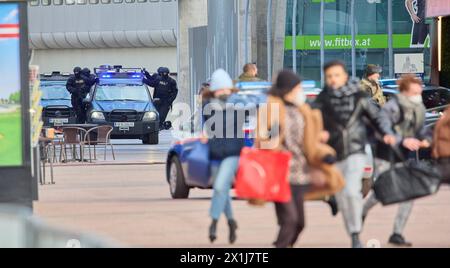 Während der Dreharbeiten zum Netflix-Blockbuster Tyler Rake ¿ Extraction wurde am 5. Februar 2022 in Wien ein Polizeikommando erschossen. - 20220205 PD24084 - Rechteinfo: Rights Managed (RM) Stockfoto