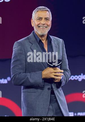 Der amerikanische Schauspieler und Menschenrechtsaktivist George Clooney reagiert auf der Bühne während des 4GAMECHANGERS Digital Festivals am 30. Juni 2022 in Wien. - 20220630 PD13058 - Rechteinfo: Rechte verwaltet (RM) Stockfoto