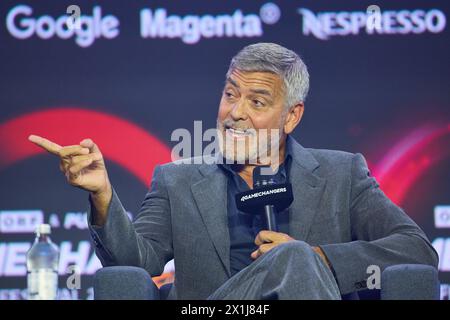 Der amerikanische Schauspieler und Menschenrechtsaktivist George Clooney reagiert auf der Bühne während des 4GAMECHANGERS Digital Festivals am 30. Juni 2022 in Wien. - 20220630 PD13000 - Rechteinfo: Rechte verwaltet (RM) Stockfoto