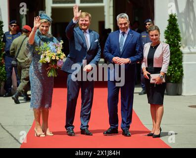 Das niederländische Königspaar ist auf einem dreitägigen Staatsbesuch in Österreich. König Willem-Alexander (2ndL) und Königin Maxima von den Niederlanden (L) werden am 28. Juni 2022 vom österreichischen Bundeskanzler Karl Nehammer (2ndR) und seiner Frau Katharina Nehammer (R) im Bundeskanzleramt in Wien begrüßt. - 20220628 PD4872 - Rechteinfo: Rights Managed (RM) Stockfoto