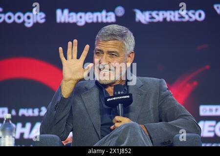 Der amerikanische Schauspieler und Menschenrechtsaktivist George Clooney reagiert auf der Bühne während des 4GAMECHANGERS Digital Festivals am 30. Juni 2022 in Wien. - 20220630 PD12997 - Rechteinfo: Rechte verwaltet (RM) Stockfoto