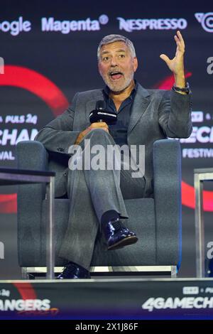 Der amerikanische Schauspieler und Menschenrechtsaktivist George Clooney reagiert auf der Bühne während des 4GAMECHANGERS Digital Festivals am 30. Juni 2022 in Wien. - 20220630 PD13043 - Rechteinfo: Rechte verwaltet (RM) Stockfoto