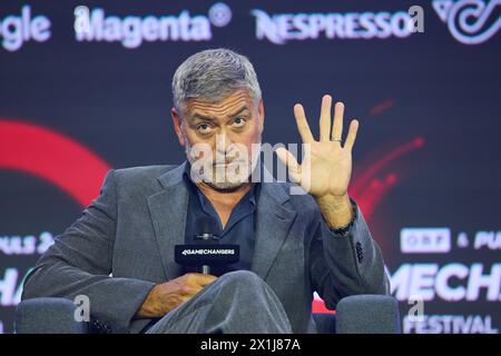 Der amerikanische Schauspieler und Menschenrechtsaktivist George Clooney reagiert auf der Bühne während des 4GAMECHANGERS Digital Festivals am 30. Juni 2022 in Wien. - 20220630 PD13007 - Rechteinfo: Rights Managed (RM) Stockfoto