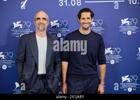 Copyright: Starpix/Alexander TUMA, 79. Venedig Filmfestival in Venedig, Italien, am 6. September 2022. Luis Tosar , Juan Diego Botto , , Photocall zu 'on the Fringe' - 20220906 PD2879 - Rechteinfo: Rights Managed (RM) Stockfoto