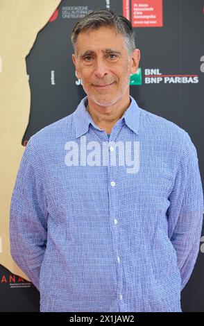 Copyright: Starpix/Alexander TUMA, 79. Venedig Filmfestival in Venedig, Italien, 9. September 2022. Alessandro Camon, Steve BUSCEMI, Phototermin zu ' The Listener ' - 20220909 PD5005 - Rechteinfo: Rights Managed (RM) Stockfoto